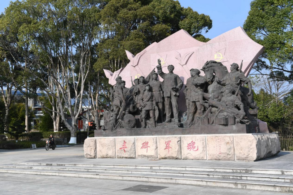 古田會議紀念館前的“豐碑軍魂”雕塑群（ 2021年1月25日攝）。新華社記者林善傳攝